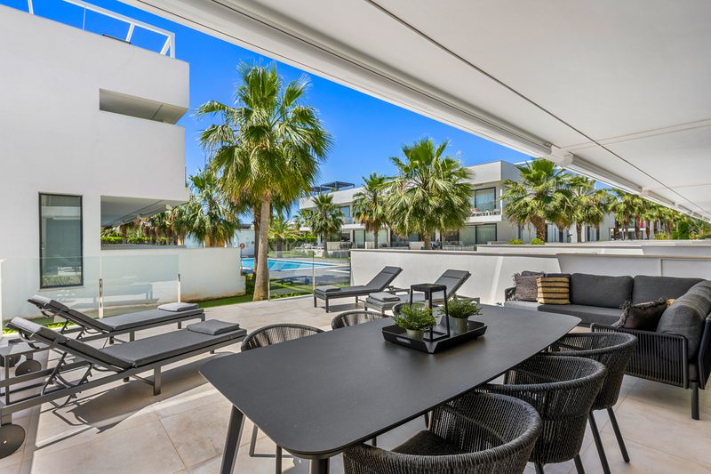 Terras met eettafel